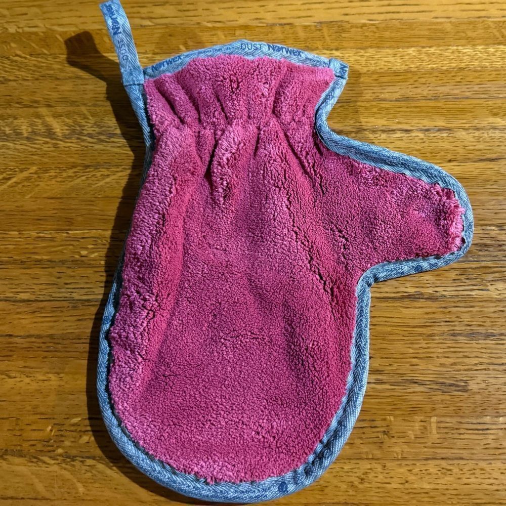 Norwex Dusting Mitt LE Pomegranate NWOT